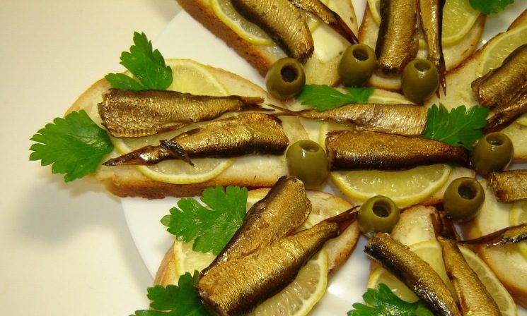 Бутерброды со шпротами и лимоном.