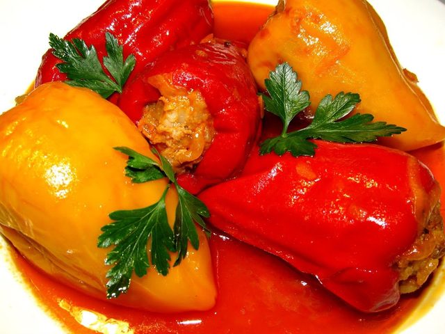 Самые вкусные рецепты сочных фаршированных перцев с мясом и рисом, куриным фаршем, с сыром, творогом, чесноком,  зеленью, капустой, грибами, овощами, яйцом. Перец фаршированный в мультиварке, аэрогриле, духовке, скороварке, пароварке, кастрюле: рецепты