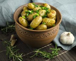 Как и сколько варить молодую картошку в мундире, с укропом, толченую на пюре, для окрошки, в супе, для салата оливье, винегрета, для ингаляции, для прикорма ребенку грудничку?
