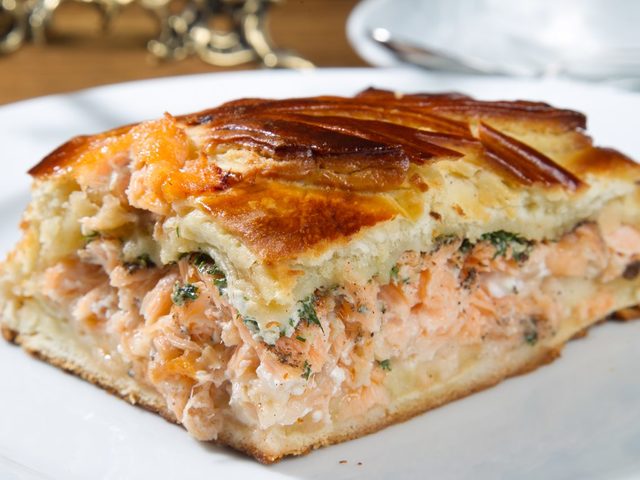 Как приготовить вкусный заливной пирог с мясом, картошкой, ревенем, ягодами, вареньем, шпинатом, зеленым луком и яйцом? Рецепты, секреты и начинки для быстрых заливных пирогов