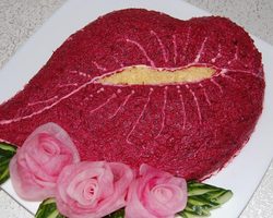 Салат «Любовница»: пошаговые рецепты слоями с фото, идеи оформления. Как приготовить салат «Любовница» с курицей, черносливом, корейской морковкой, изюмом, орехами, виноградом: рецепт