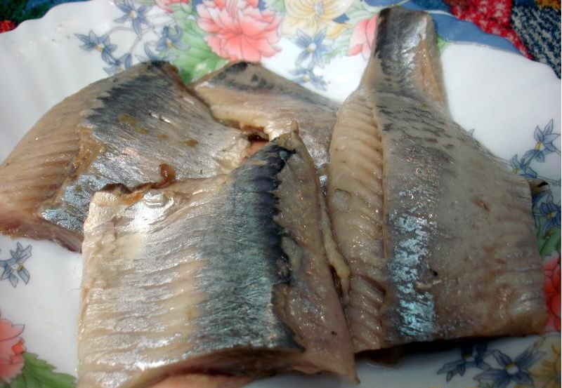 Вместо селедки можно использовать любую другую рыбу слабого посола