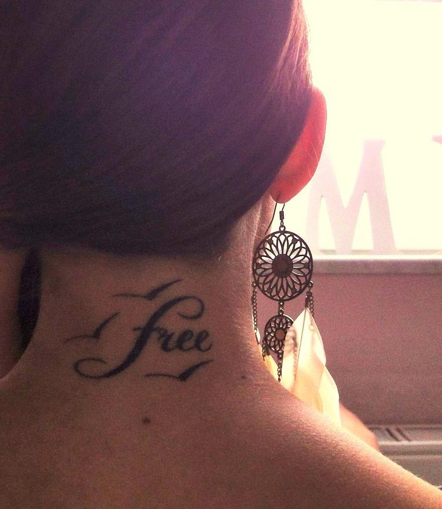 Краткая надпись-тату на шее