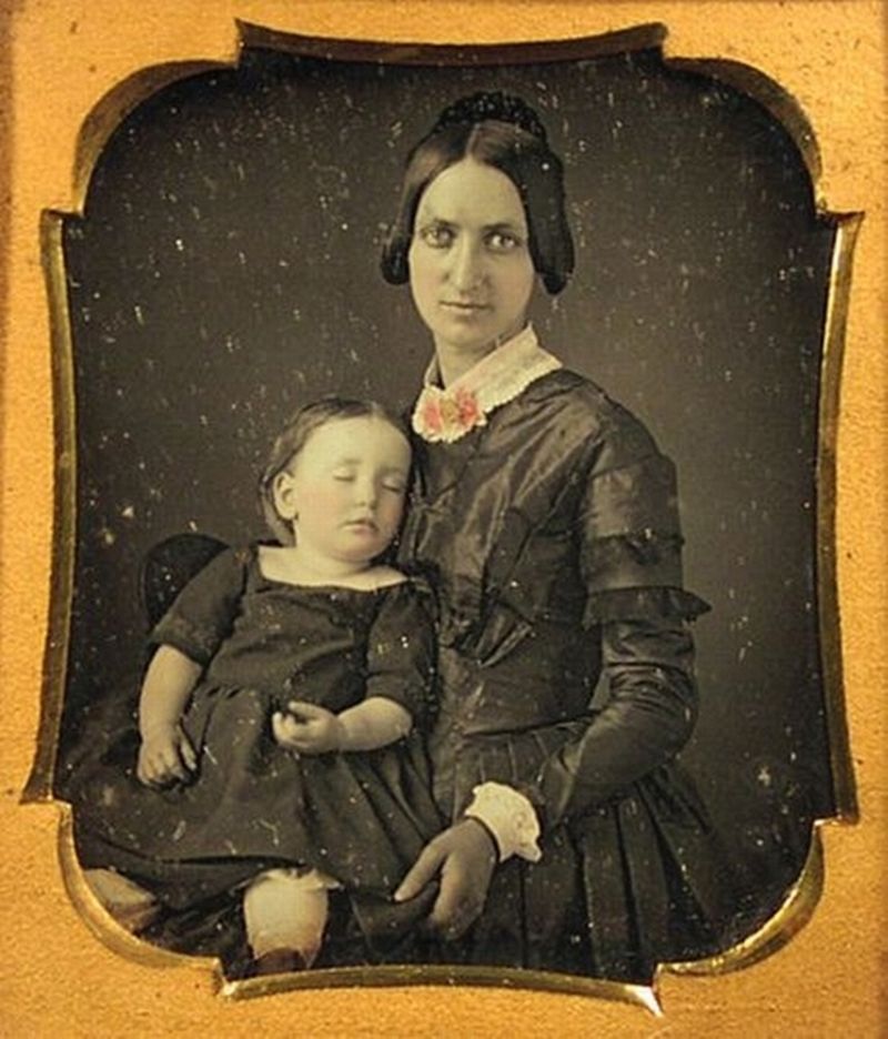 Что делать с фотографиями умерших родственников?