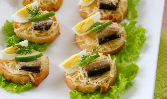 Бутерброды со шпротами на жареном батоне.
