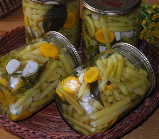 Корейский салат из стручковой фасоли.