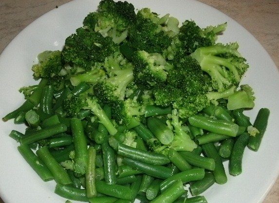 Диетический салат из брокколи и французской фасоли.