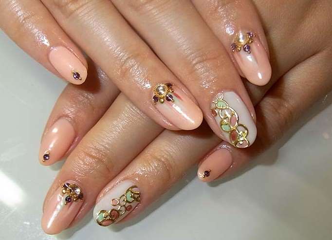Летний маникюр с блестками в золоте