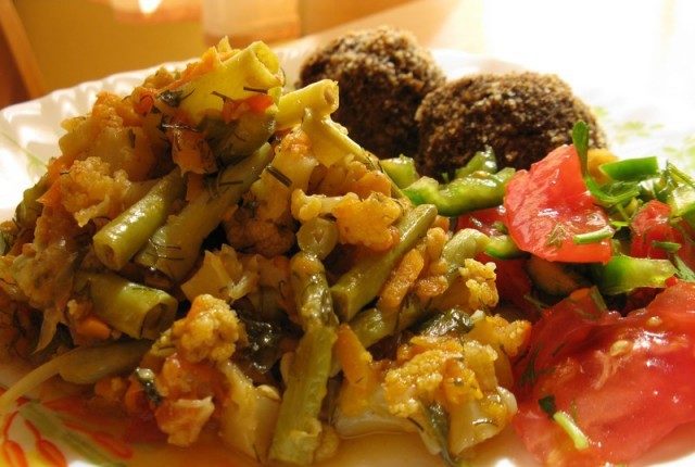 Французская фасоль, тушеная с цветной капустой.