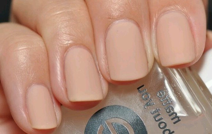 Матовый бежевый маникюр на коротких ногтях