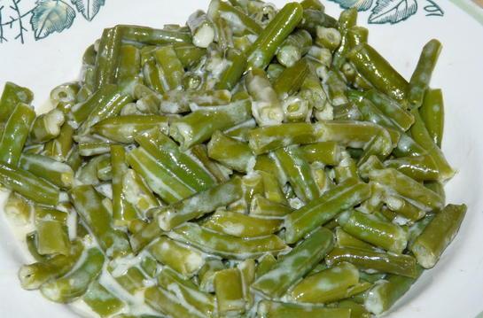 Французская фасоль с соусом из сметаны к куриным котлеткам.