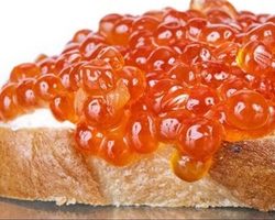 Как сделать вкусные бутерброды с красной икрой и сыром, авокадо, черной икрой, рыбой, киви, маслом? Рецепты оригинальных бутербродов с красной икрой на праздничный стол и их оформление