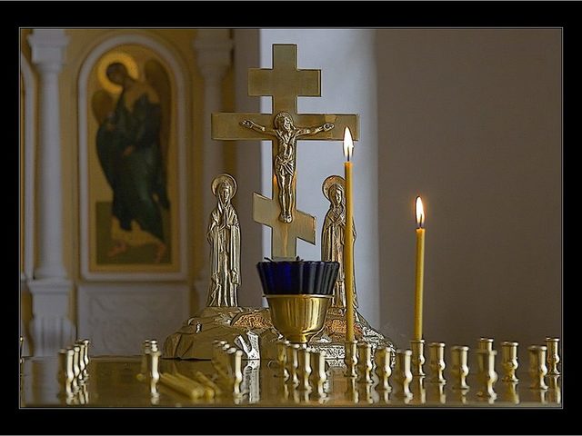 Связь с умершими родственниками: как правильно поминать умерших родственников, как попросить у них помощи? Видят и слышат ли нас умершие родственники, как с ними общаться?