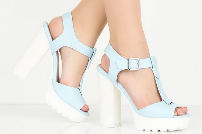 Так выглядят босоножки rona cleated block heel platform sandal на ногах