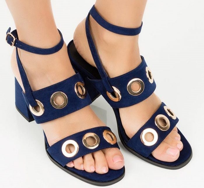 Так выглядят босоножки polar eyelet mid block heeled sandal на ногах