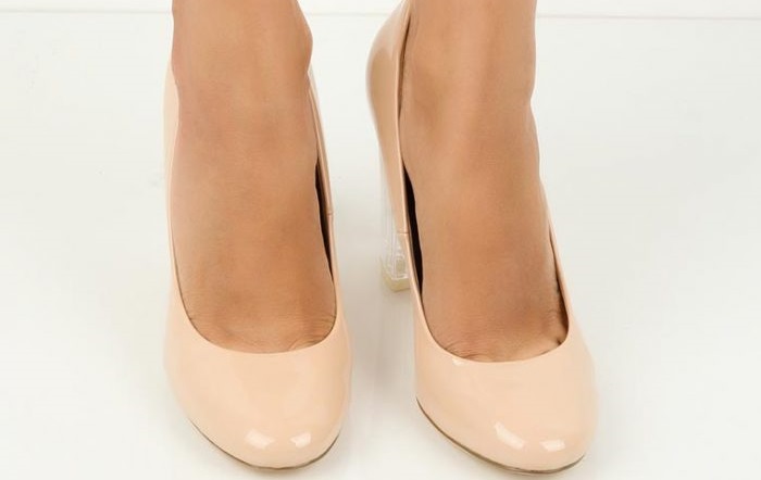 Так выглядят туфли devlyn perspex block heeled court на ногах