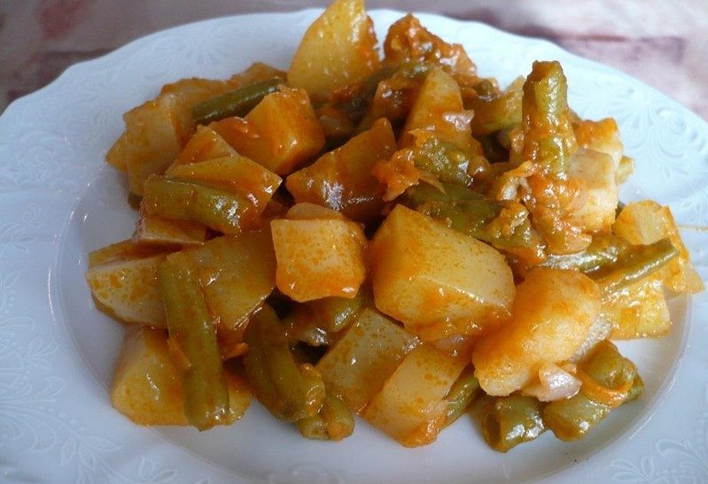 Картофель тушеный со стручковой фасолью.