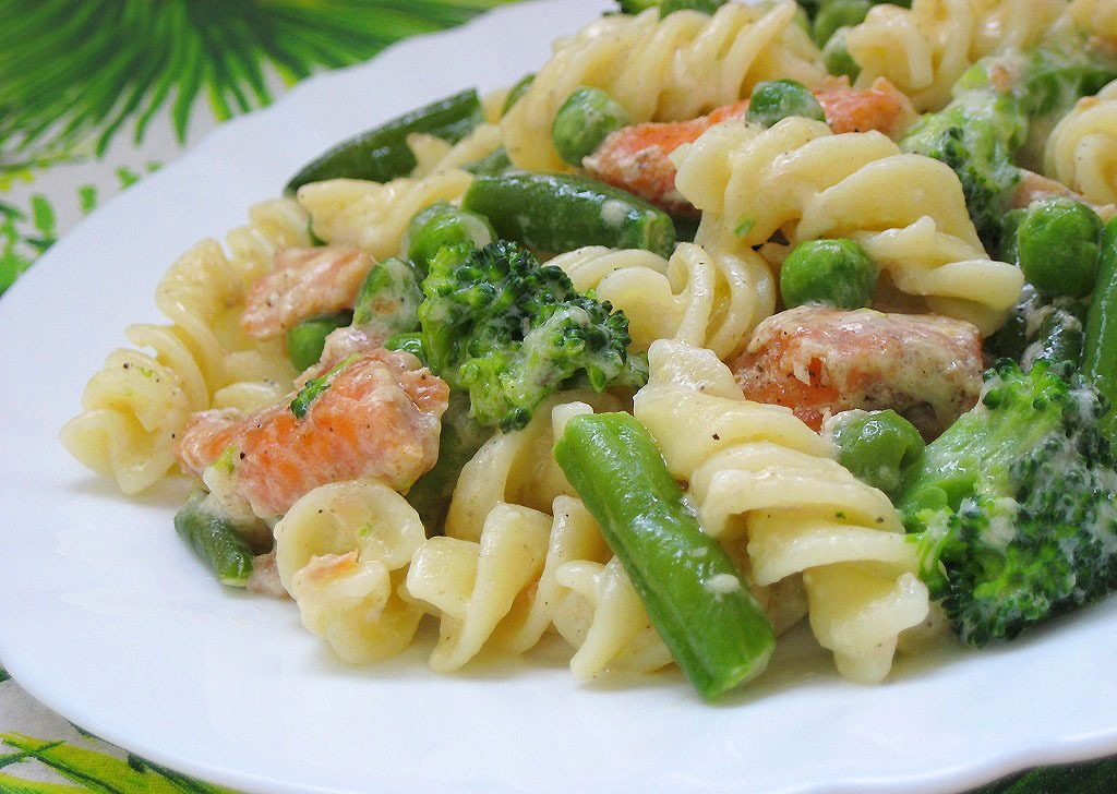 Макаронные изделия с рыбой и стручковой фасолью.