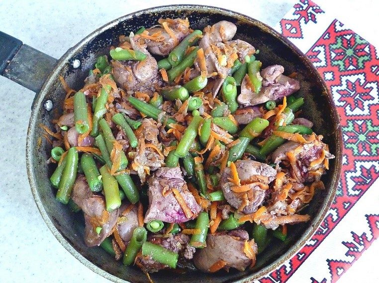 Печень куриная, тушеная со спаржевой фасолью.
