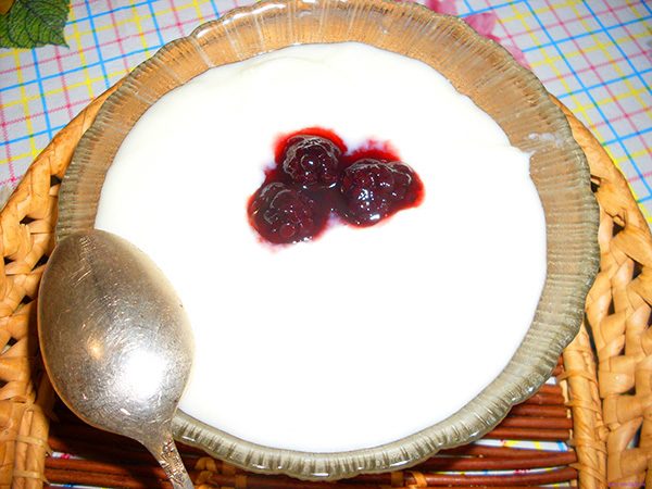 Молочный кисель, гарнированный вареньем.