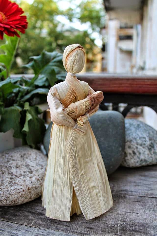 Кукла, изготовленная из кукурузных листьев