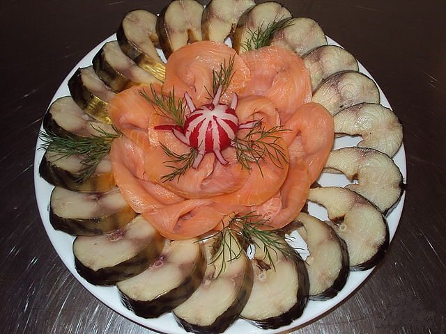 Красивая сервировка рыбной закуски
