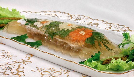 Красивая сервировка заливной рыбы