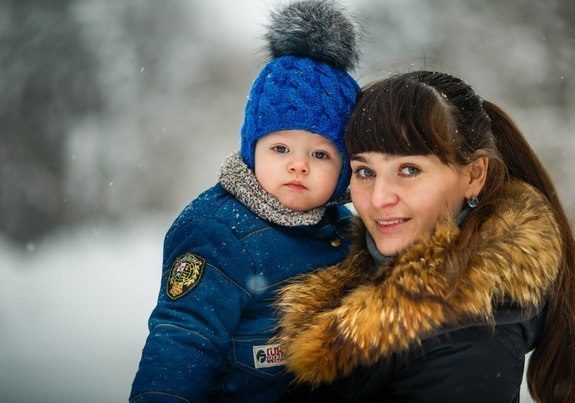 Шапка спицами для мальчика на весну, осень, зиму: описание и схема. Как связать детскую шапку для мальчика спицами шлем, ушанку, миньон, с шарфом?