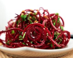 Красная маринованная свекла по-корейски, по-грузински, по-осетински в домашних условиях: рецепт на зиму в банках. Как приготовить свеклу по-корейски в домашних условиях острую, с морковью, кунжутом?