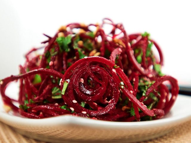 Красная маринованная свекла по-корейски, по-грузински, по-осетински в домашних условиях: рецепт на зиму в банках. Как приготовить свеклу по-корейски в домашних условиях острую, с морковью, кунжутом?