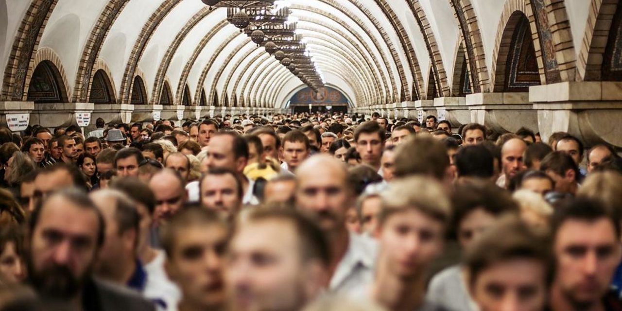 Проекционный браслет удобно использовать в метро в час-пик