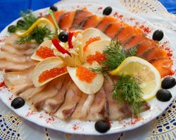 Праздничный рыбный стол — сервировка рыбы, оформление холодных закусок и нарезок из рыбы: варианты, фото. Как красиво нарезать рыбу, украсить на тарелке и подать на праздничный стол?