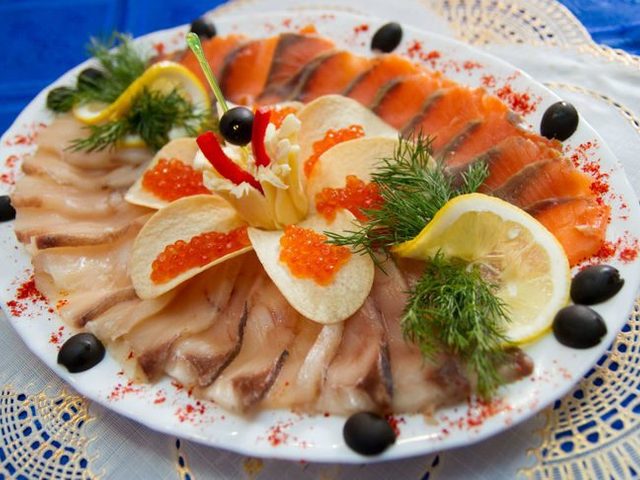Праздничный рыбный стол — сервировка рыбы, оформление холодных закусок и нарезок из рыбы: варианты, фото. Как красиво нарезать рыбу, украсить на тарелке и подать на праздничный стол?