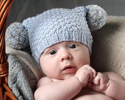 Шапка для новорожденного спицами: схемы вязания с описанием. Как вязать зимние, весенние и летние шапочки для новорожденных мальчиков и девочек?