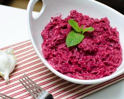 Красная свекла – лучшие рецепты салатов и закусок. Тушеная свекла с овощами, в сметане, жареная с луком, запеченная в фольге, фаршированная, салат с чесноком и майонезом, черносливом: рецепты