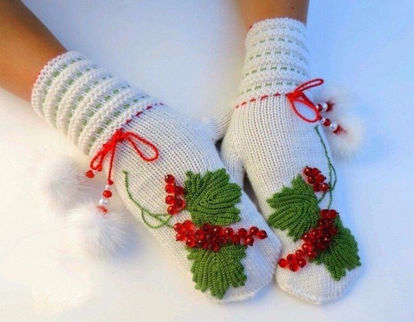 Варежки с узором смородины