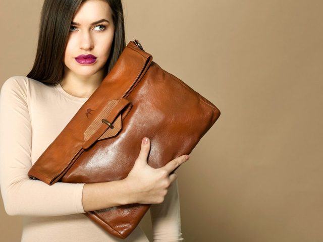Как купить в интернет магазине Ламода | Lamoda красивый модный женский клатч кожаный, лаковый, с цепочкой, стразами от известных мировых брендов? С чем носить бирюзовый, коралловый, красный, белый, золотой женский клатч?