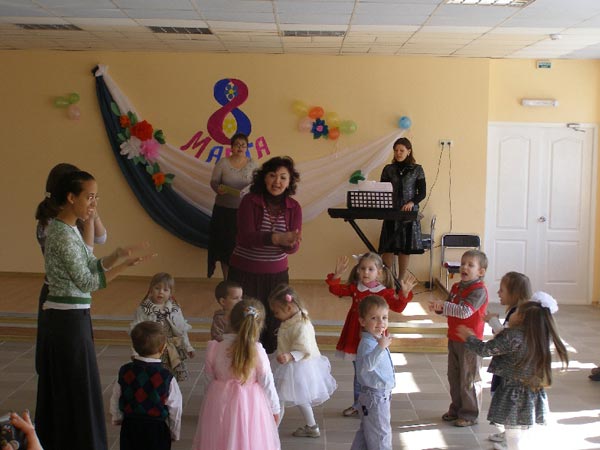 При подготовке к празднику следует уделить особое внимание деталям: музыкальному сопровождению, украшениям, костюмам