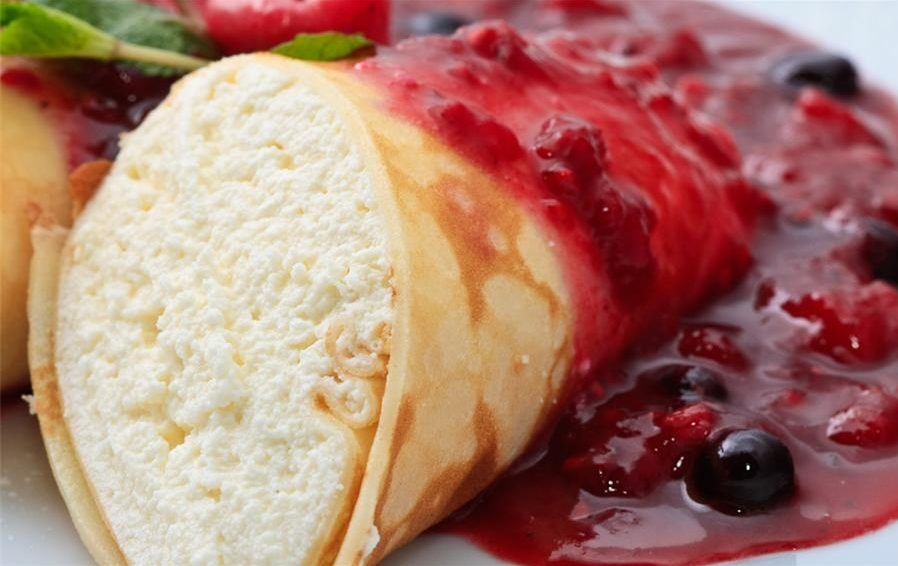 Блины с творогом подают с вареньем, джемом, повидлом