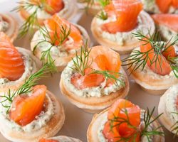 Вкусные тарталетки канапе с рыбой для праздничного фуршета: рецепты с фото. Тарталетки с рыбной начинкой к праздничному столу: рецепты салатов с рыбой для начинки