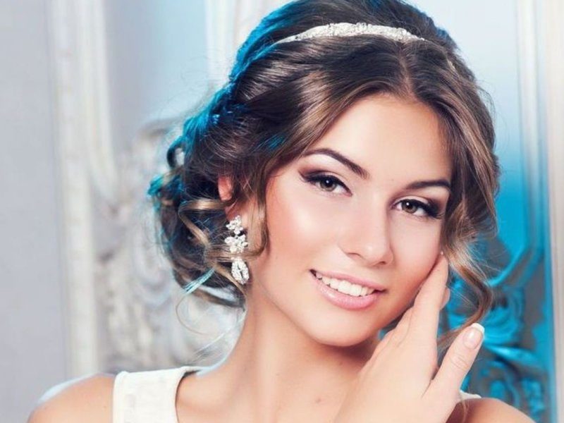 С красивой диадемой