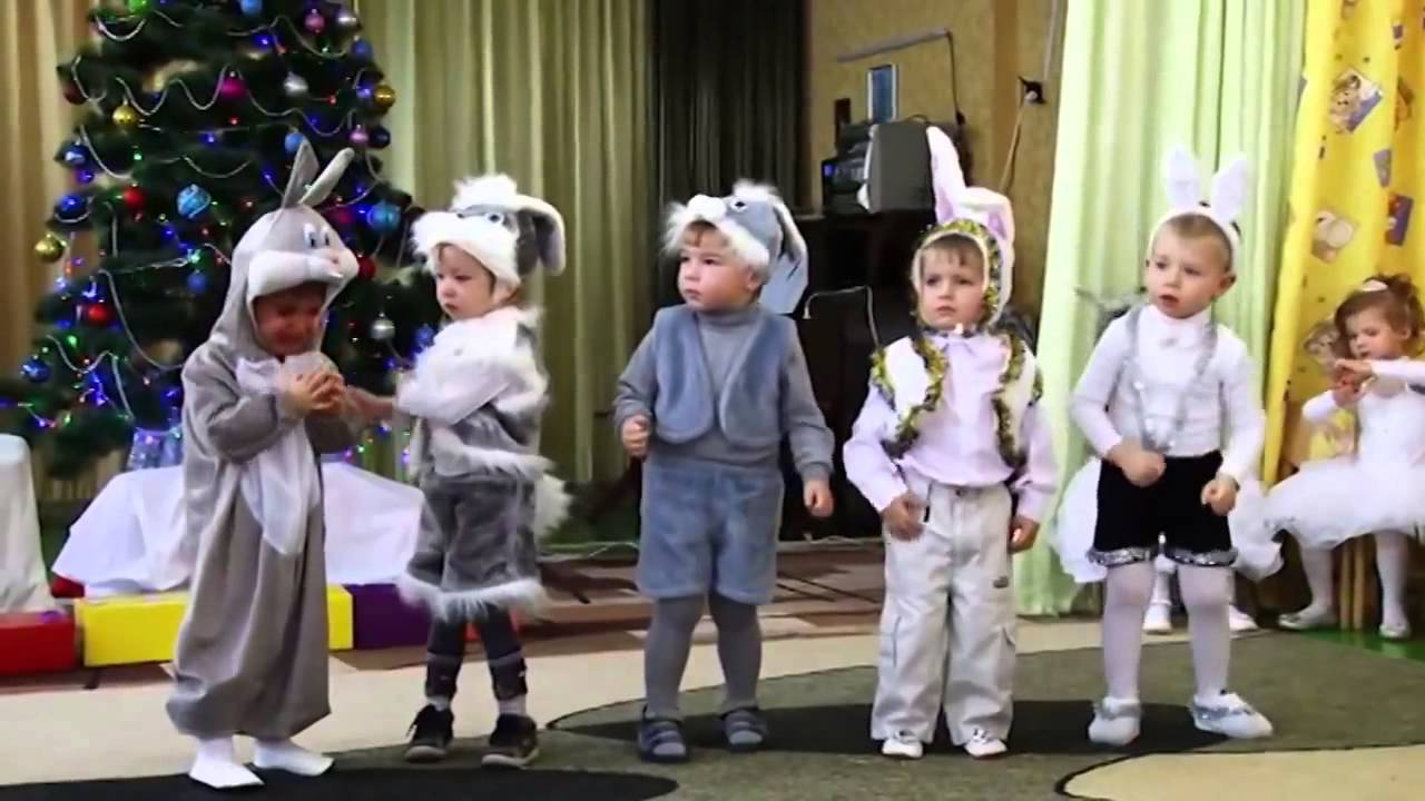 Зайчик - популярная роль для мальчика на новогоднем утреннике.