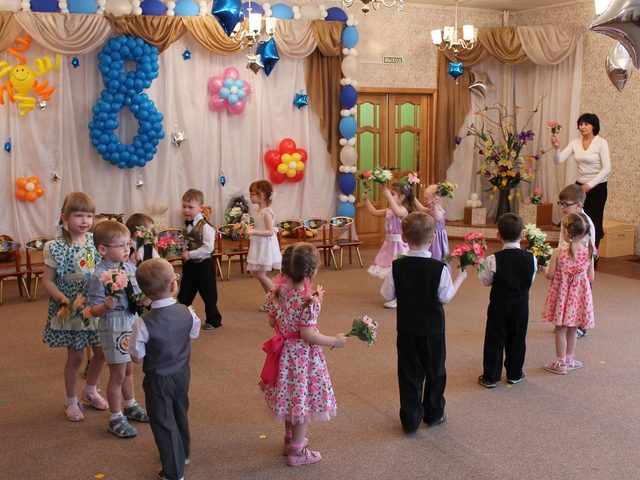 Утренник к 8 марта в детском саду: сценарий праздника для младшей группы. Конкурсы, песни, стихи, танцы, игры, загадки сценки для утренника на 8 марта в детском саду в младшей группе