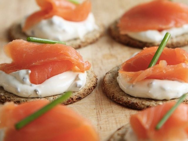 Вкусные тарталетки канапе с морепродуктами для праздничного фуршета: рецепты с фото. Тарталетки с начинкой из морепродуктов к праздничному столу: рецепты салатов из морепродуктов для начинки