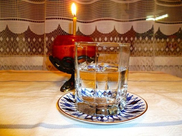 Как правильно освятить и почистить квартиру, дом, офис, кабинет, рабочее место, машину, магазин святой водой? Молитва на освящение квартиры, дома, машины святой водой