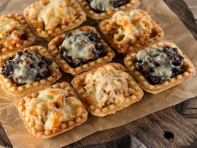 Вкусные тарталетки канапе и жульен с грибами для праздничного фуршета: рецепты с фото. Тарталетки с начинкой из грибов к праздничному столу: рецепты грибных салатов для начинки