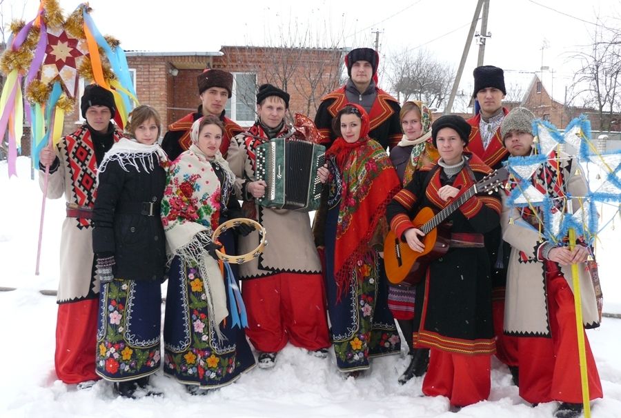 В идеале для колядования стоит подобрать большую компанию в ярких народных костюмах