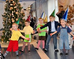 Сценарий утренника на Новый год в детском саду для старшей группы в виде сказки. Конкурсы, песни, стихи, танцы, игры, загадки сценки для новогоднего утренника в старшей группе детского сада