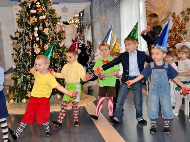 Сценарий утренника на Новый год в детском саду для старшей группы в виде сказки. Конкурсы, песни, стихи, танцы, игры, загадки сценки для новогоднего утренника в старшей группе детского сада