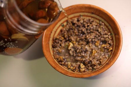 Кутью ингда заливают узваром, компотом из сухофруктов.